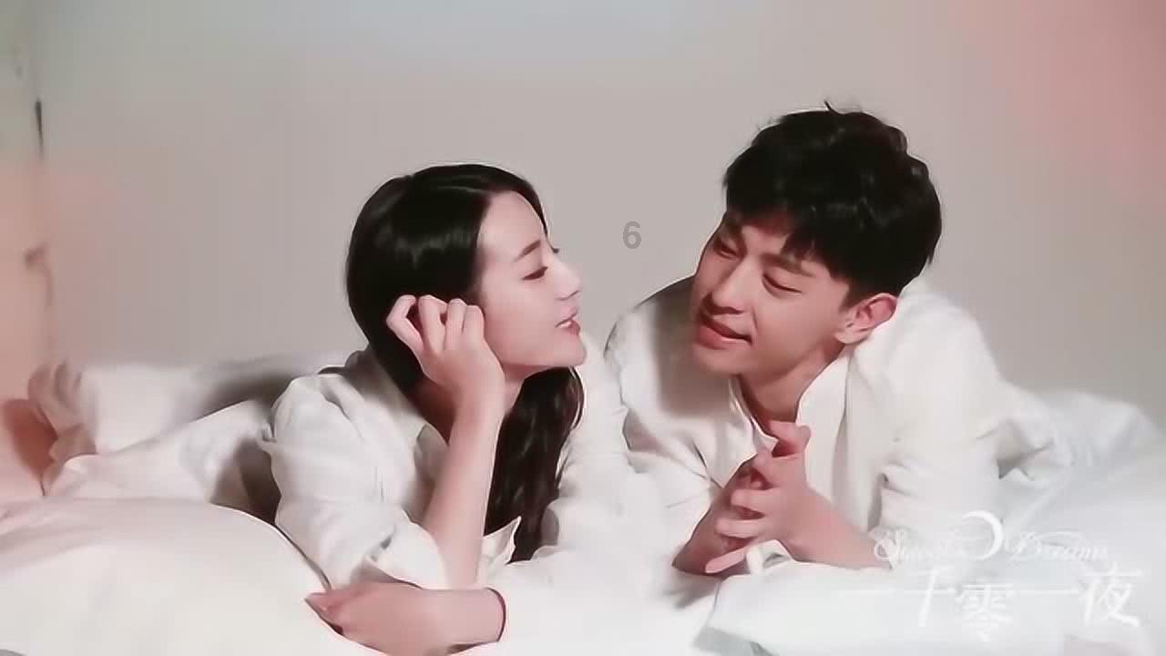 鞠婧祎在机场真会穿,露脐装配休闲裤,轻松美出少女范!